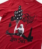 Remera de algodón color rojo con estampado gráfico frontal de Avril Lavigne, globos y letras en estilo gótico.