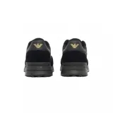 Championes Armani EA7 modelo Vintage, color negro con detalles en dorado. Presentan una combinación de materiales textiles y gamuza, con el logo de la marca estampado en el lateral y en la lengüeta. Cuentan con suela de goma dentada para mayor tracción.