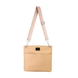 Bandolera negra de cuero sintético con dos bolsillos frontales, cierre metálico y dos correas intercambiables: una de cuero sintético y otra de tela con rayas rosas y negras.