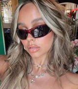 Lentes de sol deportivos estilo visera, con montura de color vino tinto y cristales oscuros.