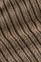 Pantalón de corte holgado en punto con efecto arrugado y diseño a rayas. Modelo con elástico oculto en la cintura y piernas amplias.