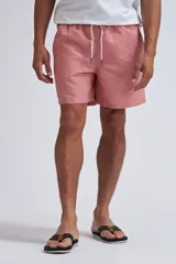 Short de baño color rosado con cintura elástica y cordón ajustable.