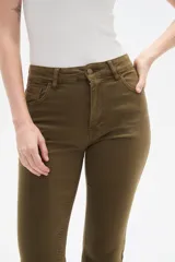 Pantalon jean de corte recto y tiro alto, color negro, con bolsillos laterales y traseros.