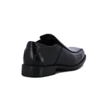 Zapato de vestir negro, sin cordones, de cuero sintético, con elástico en los laterales y suela de goma.