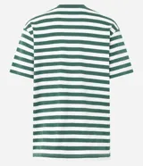 Remera de corte oversized con cuello redondo y mangas cortas, confeccionada en algodón con diseño de rayas horizontales en color bordó y blanco.