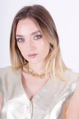 Gargantilla dorada con eslabones combinados ovalados y redondos.