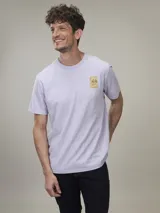 Remera gris de algodón con cuello redondo y estampado pequeño en el pecho.