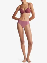 Bombacha hipster color rosa viejo de microfibra ligera con bordes cortados a láser y logo de Calvin Klein estampado en la cadera.