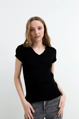 Sweater negro de punto fino, con mangas cortas y escote en V.