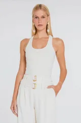 Musculosa de tejido canelado en color gris melange, con diseño ajustado al cuerpo y escote tipo nadadora.