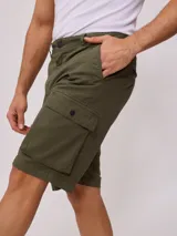 Bermuda cargo negra con bolsillos laterales y traseros.