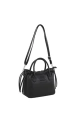 Cartera tipo tote de cuero sintético negro con detalles fruncidos en la parte superior, asas de mano y correa larga ajustable y desmontable. Incluye cordones colgantes a los laterales.