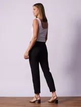 Pantalón de vestir corte recto, largo al tobillo, color blanco. Pretina con broche interno y cierre. Delantera con bolsillos.