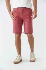 Bermuda tipo chino de gabardina, con diseño de cinco bolsillos, cierre de cremallera y botón, y detalle de botamanga.