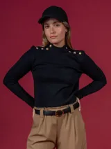 Sweater de lanilla color negro, con cuello alto y botones dorados en los hombros.