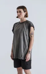 Sudadera sin mangas (tipo musculosa) color gris oscuro con efecto gastado, confeccionada en algodón premium. Presenta recortes diagonales en el delantero y hombros, y un calce oversize.