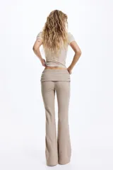 Leggings acampanados de punto acanalado fino, con cintura plegable y laterales fruncidos que generan un efecto drapeado.