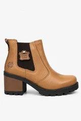 Bota de cuero color whisky, estilo chelsea con elástico marrón en el lateral, taco cuadrado alto y suela negra track.