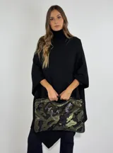 Bolso de mano tipo clutch con estampado de camuflaje en tonos verde, negro y dorado.