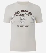 Remera new t-shirt de algodón color crema, con estampado en la espalda de Snoopy y Charlie Brown bailando, y la frase "Just Keep On Dancing" y "The Snoopy Dance".