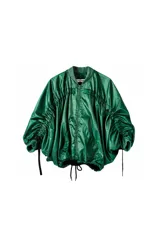 Campera tipo bomber de tafeta color verde esmeralda, con diseño holgado y fruncido ajustable mediante cordones en el frente y las mangas. Cuenta con cierre frontal y cuello redondo.