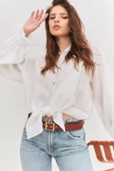 Cinturón de jean con hebilla dorada.