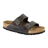 Sandalia Birkenstock modelo Arizona con dos correas ajustables de cuero aceitado, plantilla de corcho y suela de goma antideslizante.