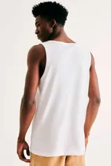 Musculosa Hering de punto color azul melange, con cuello redondo y sisas clásicas.