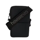 Bandolera urbana Havaianas modelo Street, de diseño compacto y rectangular en color negro. Presenta una textura sutil en la superficie, el logo de la marca grabado en el frente y una correa ajustable con el nombre de la marca estampado en contraste.