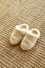 Pantuflas cerradas color blanco, forradas en corderito.