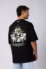 Remera de corte oversize color blanco hueso, con cuello redondo y estampa pequeña centrada en el pecho que presenta dos figuras de caballos alados.