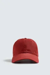 Gorra de seis paneles confeccionada en tejido de algodón con visera curva y ajuste posterior.