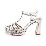 Sandalias de tacón alto color dorado, con plataforma y tiras finas.