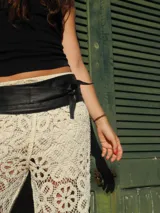 Faja ancha de cuero ovino color negro, con nudo decorativo frontal y ajuste regulable.