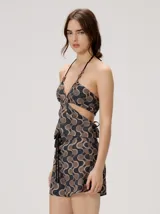 Top halter estampado en tonos rojo y beige, con tirantes finos ajustables al cuello y detalle de cuentas.