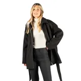 Campera negra de poliéster con fit regular, cierre frontal y dos bolsillos abiertos.