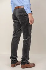 Pantalón de pana de corte recto custom fit, color marrón, con bolsillos laterales y cierre de botón y cremallera.