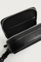 Bandolera vertical lisa de color negro, con compartimento principal con cierre de cremallera, bolsillo interior plano y asa de hombro ajustable.