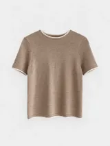 Remera tejida de manga corta con cuello redondo, confeccionada en una mezcla de poliéster, acrílico, poliamida y lana. Presenta un diseño de calce recto en color marrón con detalles de terminaciones en contraste de color blanco en el cuello, las mangas y el ruedo.