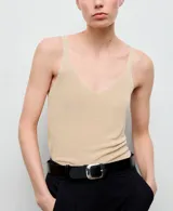 Top musculosa de punto color dorado con brillo, escote en V y tirantes finos.