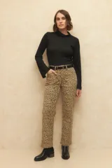 Polera marrón de algodón con cuello alto y mangas largas acampanadas.