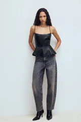 Top de tirantes finos ajustables con escote redondo y diseño peplum en el bajo. Confeccionado en tejido efecto piel con cierre lateral mediante cremallera oculta.