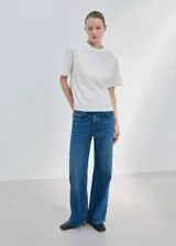 Camiseta blanca de cuello redondo y manga corta, con diseño oversize.