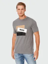 Remera gris de algodón con corte regular fit y estampado frontal con el logo de la marca sobre rectángulos en color beige, blanco y negro.