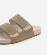 Sandalia masculina tipo slide de gamuza en color tostado, con dos tiras anchas ajustables mediante velcro, plantilla texturizada y suela de goma con relieve dentado.