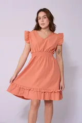 Vestido corto blanco con cuello en V, mangas cortas con volados, cintura elastizada y falda con volados.