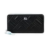 Billetera negra con diseño matelaseado, cierre perimetral y logo XL plateado. Interior con múltiples compartimentos para tarjetas y billetes, y un bolsillo con cierre.