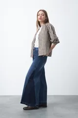 Jean de calce ultra wide confeccionado en denim de algodón color negro. Presenta una silueta amplia desde la cadera y un panel lateral en contraste que estiliza la pierna.