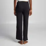 Pantalón de pijama negro, de corte ancho y fluido, con cintura elástica ajustable con cordón.