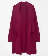 Cardigan alargado de punto color fucsia, con cuello abierto y bolsillos frontales.